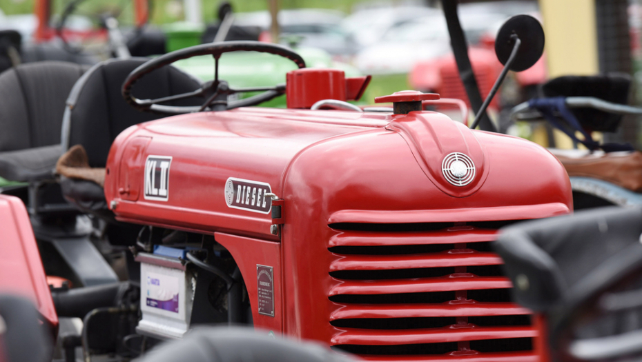 TRAGEDIJA: Otac pregazio sopstvenog sina traktorom! Dečak (8) preminuo u bolnici