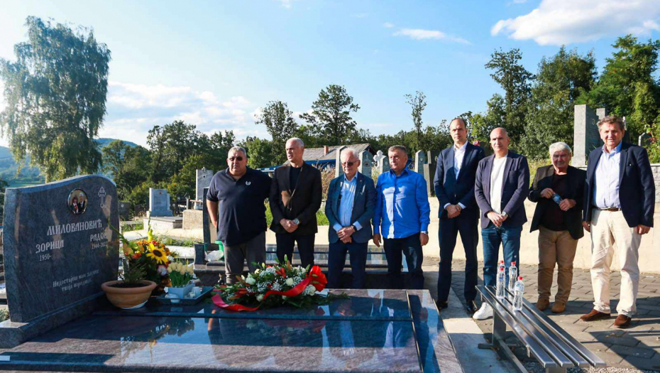 DELEGACIJA ZVEZDE ODALA POŠTU RADOŠU MILOVANOVIĆU Uoči meča u Lučanima, posećen grob bivšeg sportskog radnika