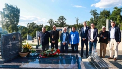 DELEGACIJA ZVEZDE ODALA POŠTU RADOŠU MILOVANOVIĆU Uoči meča u Lučanima, posećen grob bivšeg sportskog radnika