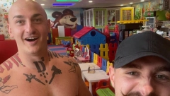 ČAČKAJU MU PRST NA BUŠNOJ ČARAPI Bizaran nastup srpskih repera, Desingerica šokirao novim potezom (VIDEO)