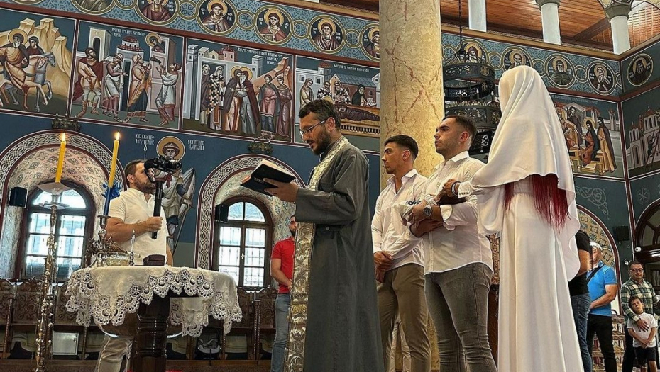 TARA SIMOV U TAJNOSTI KRSTILA SINA Pao poljubac i sa partnerom, ponosni roditelji blistaju od sreće! (FOTO)