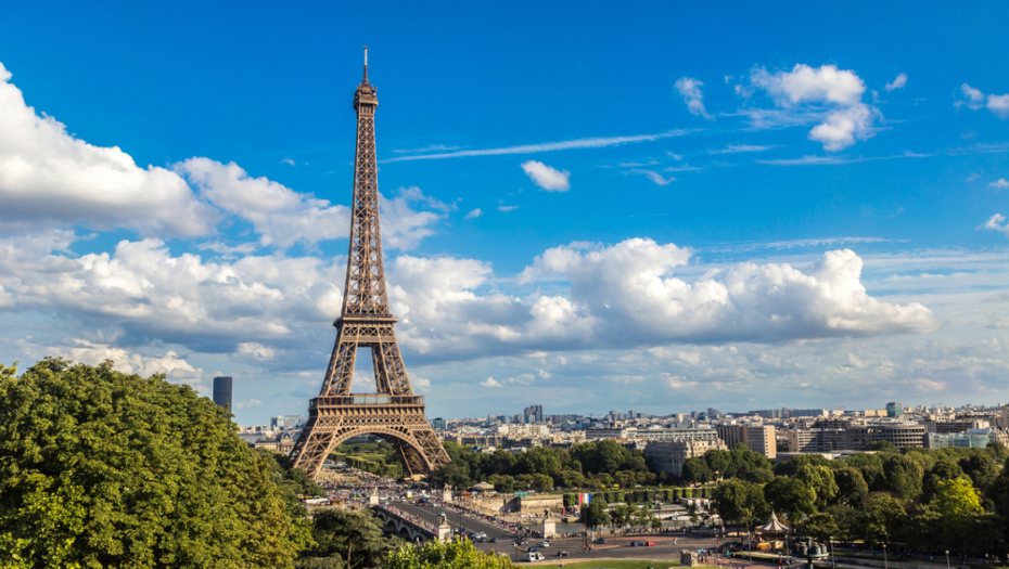 PIJANI OSTALI ZATVORENI NA AJFELOVOM TORNJU Policija ih brzo uklonila, ovo će im biti presuda