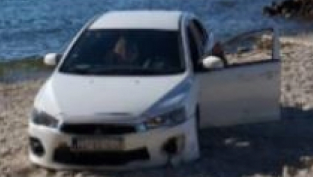 SRBIN MARKO PODELIO SNIMAK ''OČERUPANOG'' AUTOMOBILA "Drugarica je jutros krenula na posao i zatekla svoj auto u ovom stanju, ludilo!''