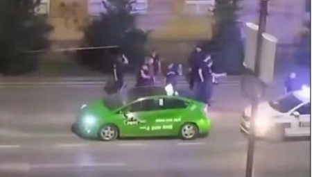 HAPŠENJE UŽIVO SNIMAO SA TERASE Noćna akcija policije u Nišu, izašao iz taksija pa ga policajci otpratili do stanice (VIDEO)
