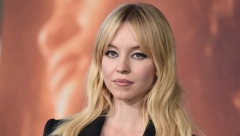 ZABLISTALA U PROVOKATIVNOM IZDANJU Glumica Sidni Svini u kožnoj, crnoj haljini zapalila crveni tepih