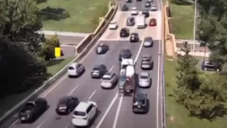 UZNEMIRUJUĆI SNIMAK: Kamionom se namerno ZAKUCAVA u automobile, pa OTIMA vozilo hitne pomoći (VIDEO)