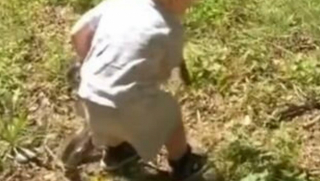 DEČAK SE IGRAO U BLATU PA PRONAŠAO PRAVO PRAVCATO BLAGO Ovo se retko može naći, roditelji odmah reagovali