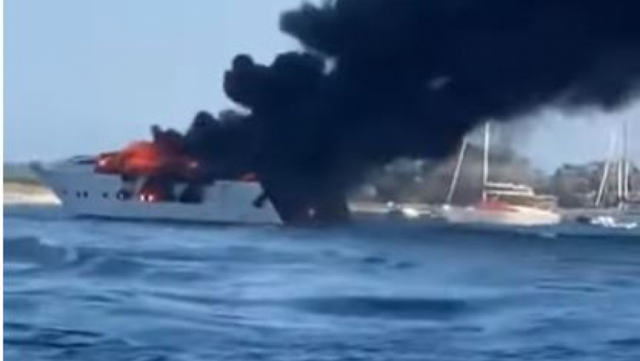 ZAPALILA SE SKUPOCENA JAHTA Drama u Makarskoj, intervenisalo 11 vatrogasnih vozila