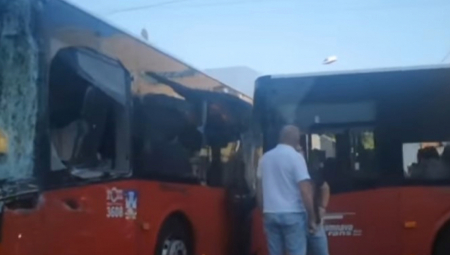 SUDAR DVA AUTOBUSA NA BELIM VODAMA! Jeziva nesreća, jedan SMRSKAN, svuda je srča! Strahuje se da ima povređenih