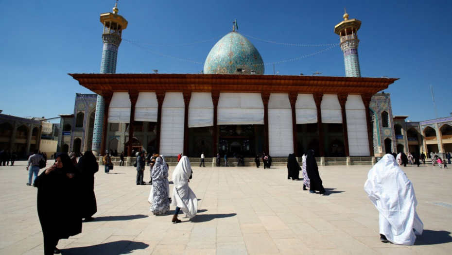 IMA MRTVIH I RANJENIH Teroristički napad u džamiji u Iranu, pogledajte prve snimke sa lica mesta (VIDEO)