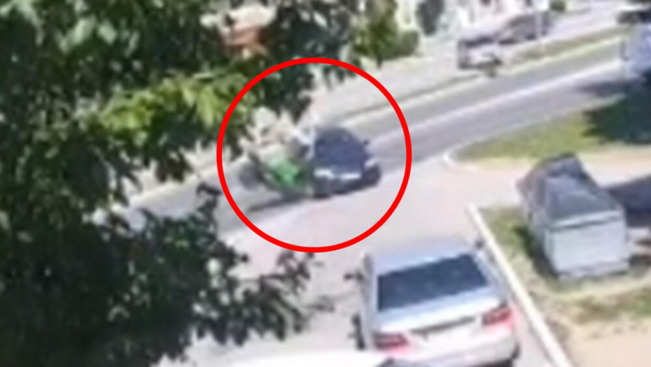 NIJE IMALA ŠANSE DA ZAKOČI Uznemiravajući snimak nesreće u Staroj Pazovi, povređena devojka (VIDEO)