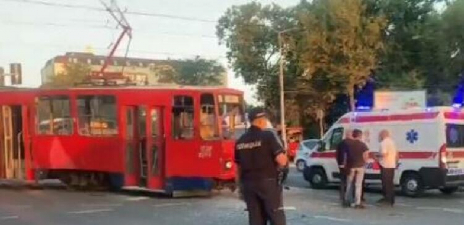 SUDAR TRAMVAJA I AUTOBUSA U BEOGRADU! Povređeno deset ljudi