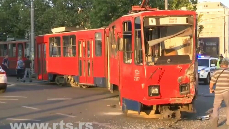 IZLOMATALI SU SE, SREĆOM NIKO NEMA OTVORENE PRELOME: Detalji stravičnog sudara tramvaja i autobusa na Trošarini