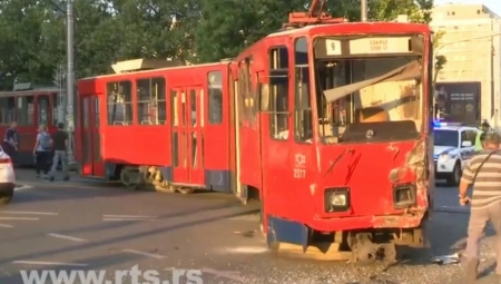 IZLOMATALI SU SE, SREĆOM NIKO NEMA OTVORENE PRELOME: Detalji stravičnog sudara tramvaja i autobusa na Trošarini
