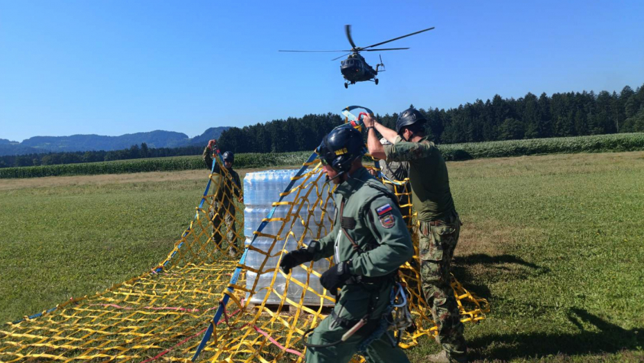 NAŠI VOJNICI U SLOVENIJI Pripadnici VS pomažu građanima u otklanjanju posledica poplava (FOTO)