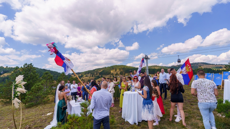 "DA" NA MEĐUSTANICI GOLD GONDOLE Andrijana i Predrag imali nesvakidašnje venčanje (FOTO)