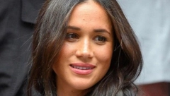 Megan Markl pokazala šta će biti modni hit ove jeseni: Izdominirala u belim pantalonama i kaputu, a na ruci "tetovaža" sa porukom