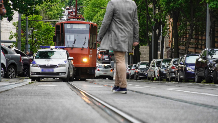 "NEPOZNATI DEČKO ME JE  ŠTIPAO ISPOD SEDIŠTA": Beograđanka napastvovana u tramvaju!