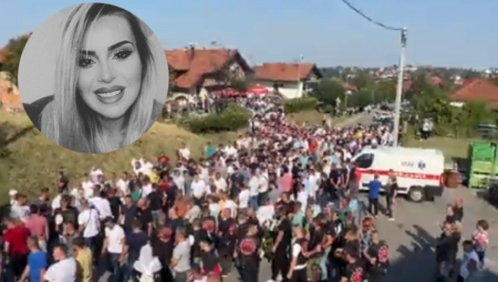 GRADAČAC U SUZAMA, REKA LJUDI ISPRAĆA NIZAMU NA VEČNI POČINAK Telo nastradale žene iz porodične kuće na rukama nose do džamije (VIDEO)