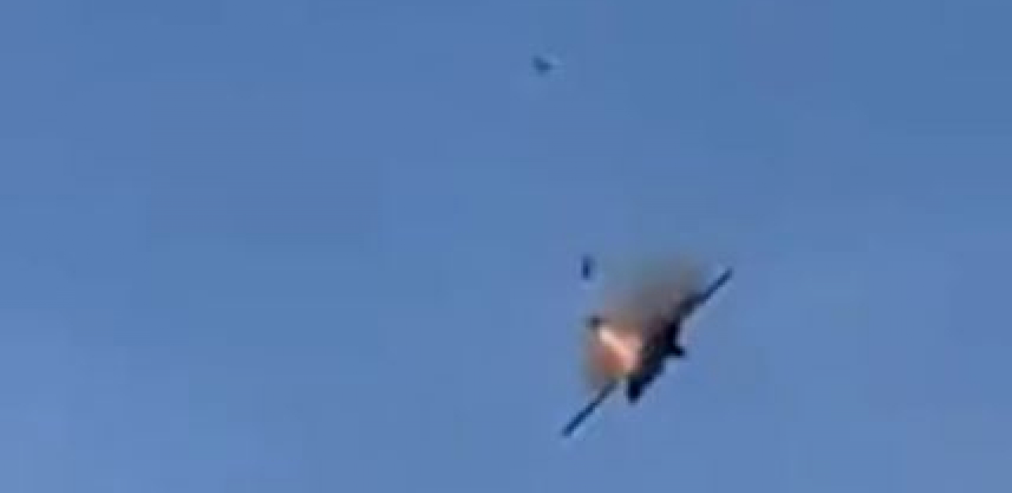 KATAPULTIRALI SE U POSLEDNJEM TRENUTKU MIG-23 počeo da se raspada u vazduhu, aeromiting se pretvorio u horor (VIDEO)