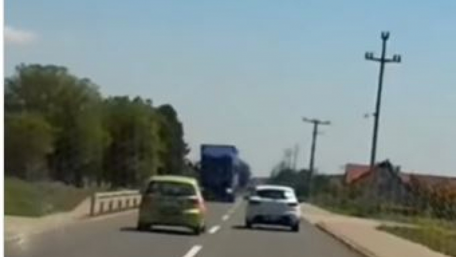ZASTRAŠUJUĆI SNIMAK IZ VRNJAČKE BANJE: Vozač automobila se bukvalno zaleće u kamion - klasičan primer KAMIKAZA vozača! (VIDEO)