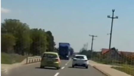 ZASTRAŠUJUĆI SNIMAK IZ VRNJAČKE BANJE: Vozač automobila se bukvalno zaleće u kamion - klasičan primer KAMIKAZA vozača! (VIDEO)