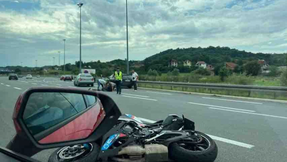 MOTOCIKLISTA SE ZAKUCAO U BETONSKU BARIJERU Nakon udara preleteo u suprotnu kolovoznu traku