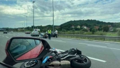 MOTOCIKLISTA SE ZAKUCAO U BETONSKU BARIJERU Nakon udara preleteo u suprotnu kolovoznu traku