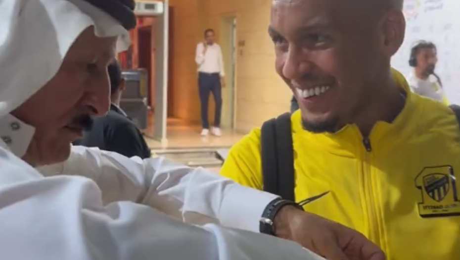 NAVIJAČ IGRAČU POKLONIO SKUPOCENI SAT Saudijska publika velikodušno nagrađuje fudbalere klubova za koje navijaju (VIDEO)