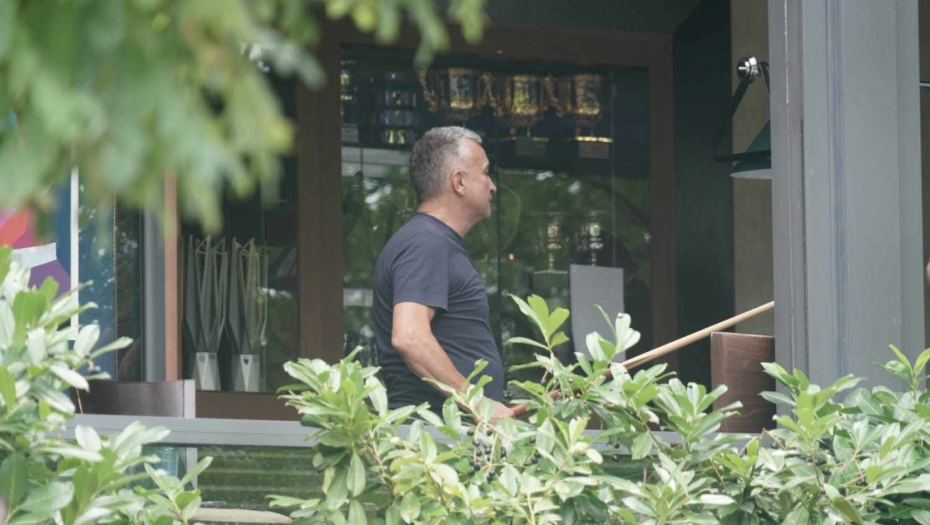 NE UŽIVA SAMO NOLE Dok čeka meč sina u Sinsinatiju, Srđan Đoković sa prijateljima igra bilijar (FOTO)