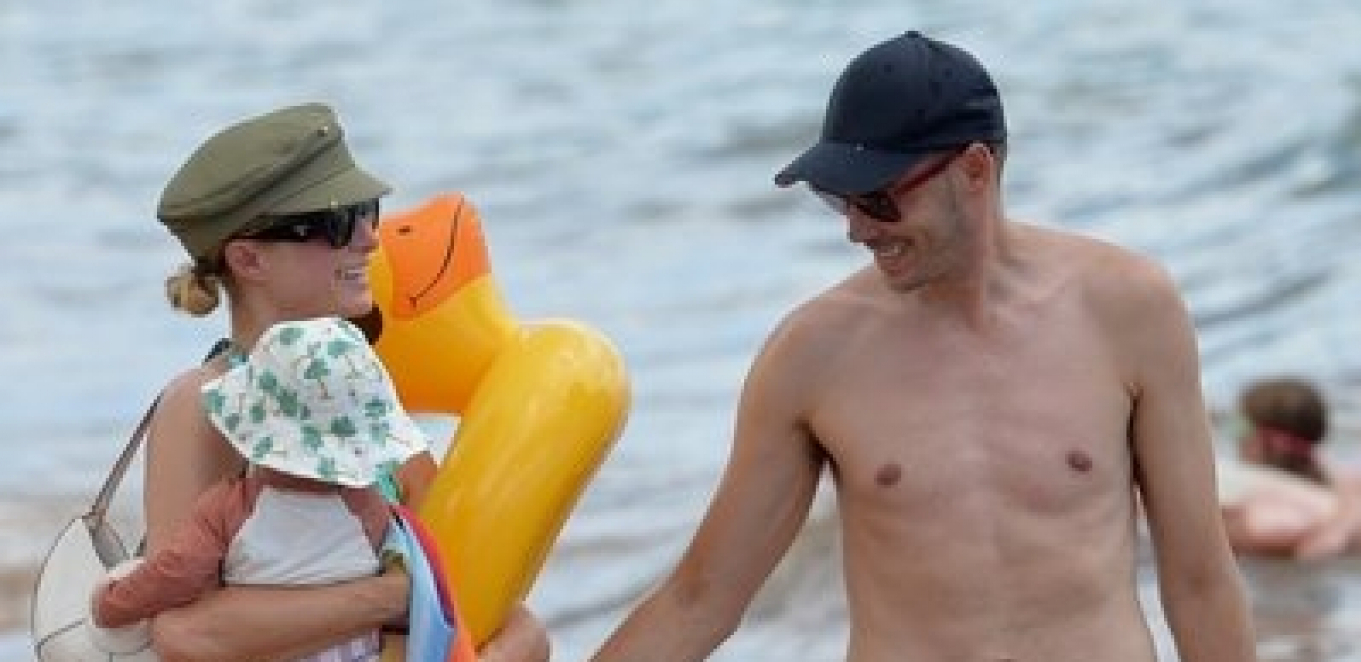 PAPARAZZO Bogata naslednica uhvaćena na plaži sa sinom i mužem, Paris fura opanke