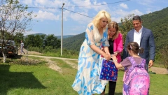 ZLOSTAVLJANA DEVOJČICA POLAZI U ŠKOLU Ministarka Darija Kisić obišla dete koje je otac godinama držao zatočenu u stanu