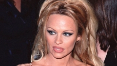 PAM FRIZURA U SAMO NEKOLIKO KORAKA Stilizovanje kose kao kod čuvene glumice za par minuta, a efekat je sjajan