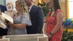 "PREVIŠE PRIČAŠ POPE! POŽURI" Urnebesni snimak krštenja "po kratkom postupku" pogledalo više od 5 miliona ljudi