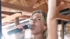 ZAPEVALA NA PLAŽI Jovana Jeremić digla atmosferu do usijanja, a svi su gledali u ono što je voditeljka obukla (FOTO)