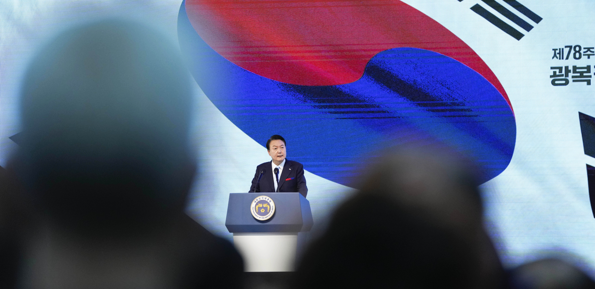 VLAST PADA ZBOG TORBICE OD 2.200 EVRA? Skandal trese Južnu Koreju