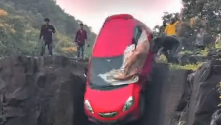 "DAVILI SU SE! ČULI SU SE SAMO VRISCI!" Otac i ćerka automobilom sleteli sa litice (VIDEO)
