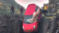 "DAVILI SU SE! ČULI SU SE SAMO VRISCI!" Otac i ćerka automobilom sleteli sa litice (VIDEO)