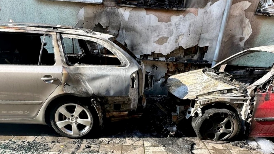 POTPUNO IZGORELA DVA AUTOMOBILA, VATRA ZAHVATILA I ZGRADU Drama u Novom Pazaru