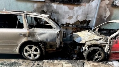 POTPUNO IZGORELA DVA AUTOMOBILA, VATRA ZAHVATILA I ZGRADU Drama u Novom Pazaru