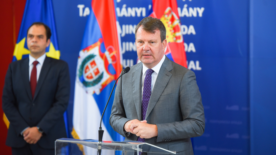 SEDNICA POKRAJINSKE VLADE POČELA MINUTOM ĆUTANJA Odali poštu Pastoru