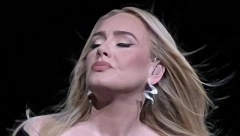 ADEL JE NA SVOM KONCERTU DOŽIVELA NEŠTO NESVAKIDAŠNJE Pevačica na sceni briznula u plač