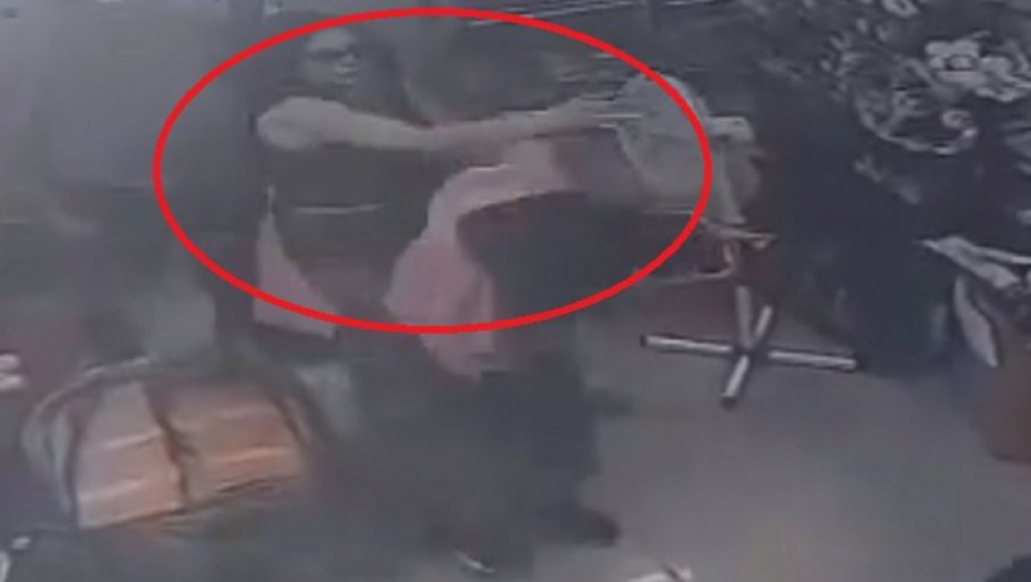 "ŽIVA NEĆEŠ STIĆI KUĆI" Devojku (17) napala žena u centru Obrenovca, tukla je, pretila joj i psovala mrtvo dete