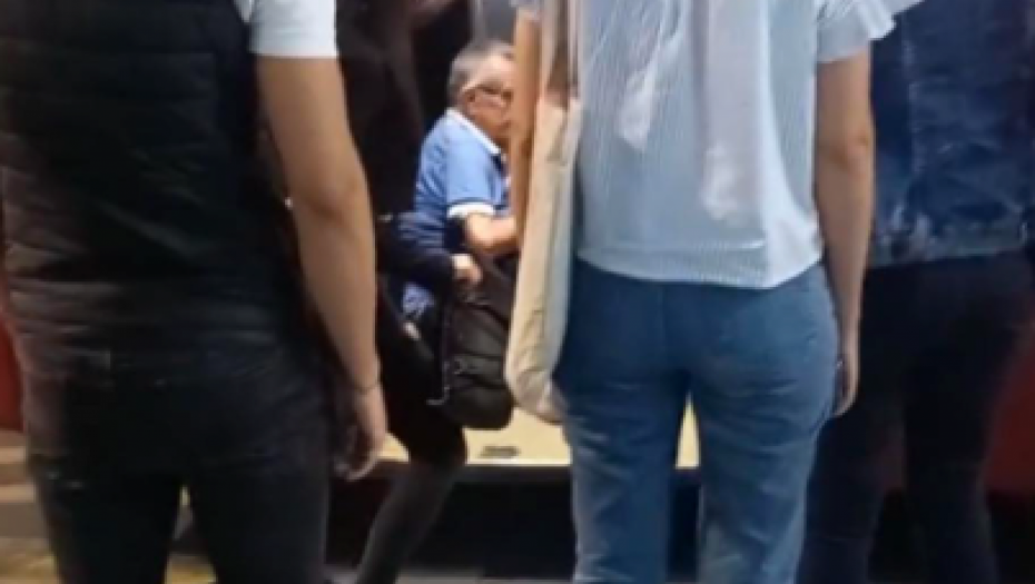 DRAMATIČNA SCENA NA ZELENOM VENCU Čovek leži u autobusu, ljudi se okupili