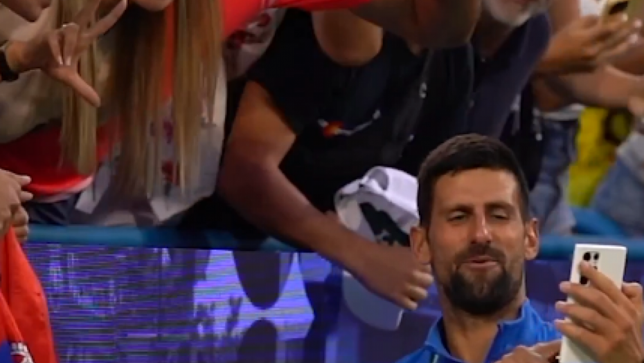 LUDNICA NA TAJMS SKVERU Novak igrao tenis, klinici nisu hteli da ga puste, zagrljaji o kojima se priča (VIDEO)