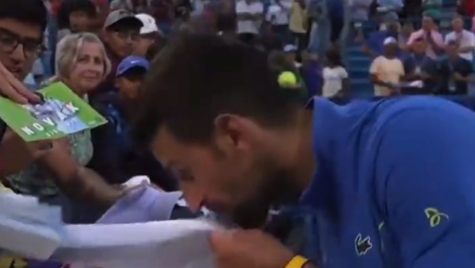 KAKAV GEST ĐOKOVIĆA Dao autogram, pa jednim potezom pokazao koliku mu znači zastava Srbije (VIDEO)