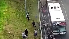 PUTNICI ISKAČU I BEŽE Autobus se u sekundi pretvorio u lomaču, benzin curi po asfaltu (VIDEO)