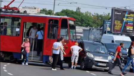 HAOS NA AUTOKOMANDI: Užasan sudar tramvaja i auta -  ljudi pomažu da se izvuče vozač automobila (FOTO)