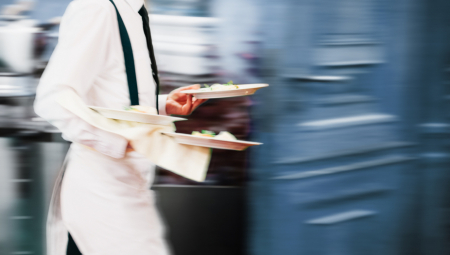 KONOBAR IZ BEOGRADSKOG RESTORANA OVO STAVLJA LEPIM DEVOJKAMA U HRANU "Obično umešam u sos, to me jako uzbuđuje"