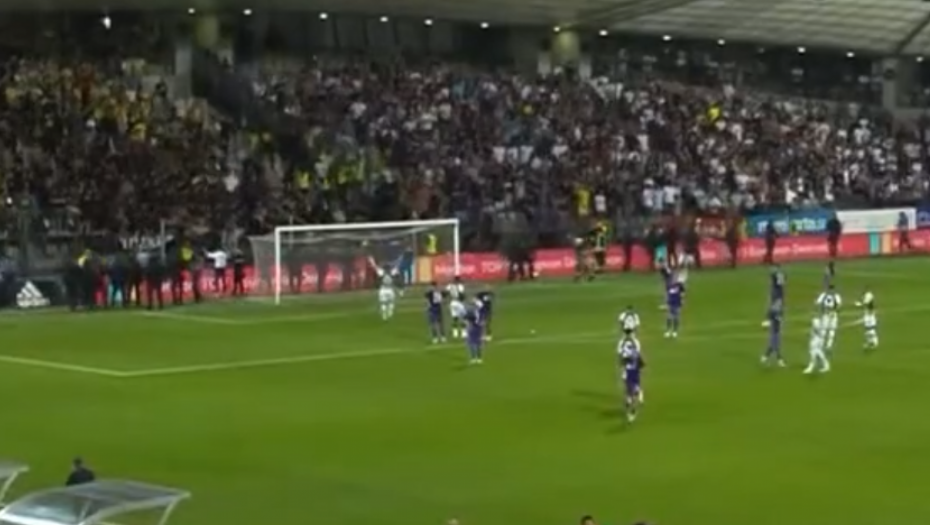 HAOS U SLOVENIJI Tuča navijača Maribora i Fenerbahčea, sudija prekinuo utakmicu (VIDEO)